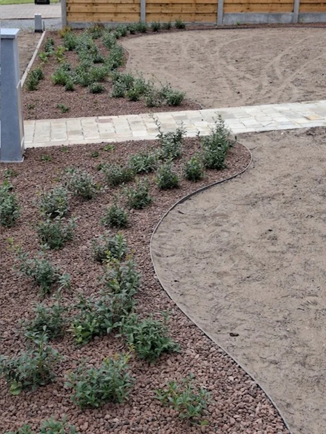 Een nieuwe tuin aanleggen? Daene Tuinteam uit Ichtegem vertaalt jouw wensen naar een duurzaam en sfeervol eindresultaat. Van grondwerken tot beplanting, van verharding tot tuinconstructies: wij verzorgen de aanleg van A tot Z.We starten met een persoonlijk gesprek en professioneel ontwerp. Daarna volgt een vakkundige uitvoering, met oog voor kwaliteit en detail. Actief in Ichtegem en omliggende gemeenten staan we garant voor een vlotte aanpak en een tuin waar je jarenlang van geniet.Klaar voor jouw droomtuin? Neem contact met ons op