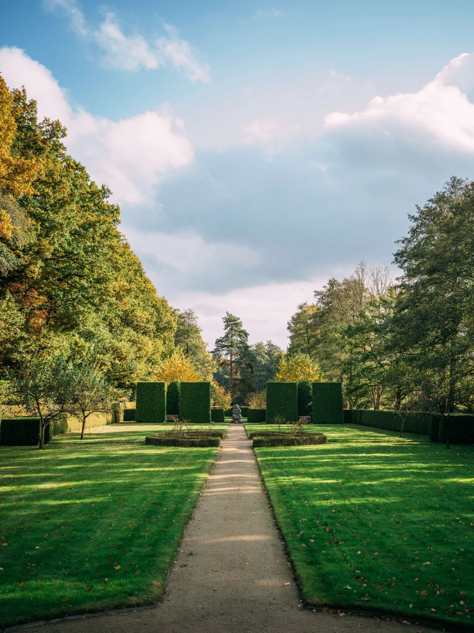 Een goed onderhouden tuin blijft langer mooi én gezond. Daene Tuinteam uit Ichtegem staat klaar voor zowel eenmalige opfrissingen als periodiek onderhoud. Van snoeiwerken tot gazononderhoud en onkruidbestrijding: wij nemen het werk uit handen.We werken voor particulieren en bedrijven in de ruime regio van West-Vlaanderen. Onze service is flexibel en afgestemd op jouw tuin én agenda. Reken op vakkennis, netheid en een groene tuin zonder zorgen.Op zoek naar betrouwbaar tuinonderhoud? Contacteer Daene Tuinteam.
